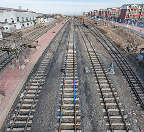 蜜桃avh：虚拟偶像与极速引擎，双线竞逐未来都市