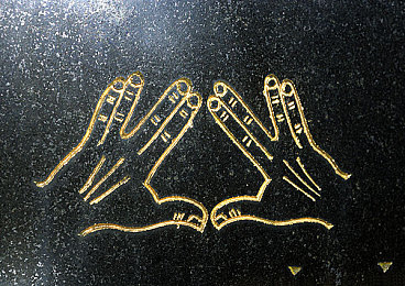 拨开蕾丝内内植入：隐秘真相暗藏日常，谍影迷踪引爆伪装解谜热潮