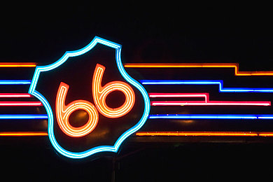 美女搞基差差app：霓虹街头竞速，团队协作决胜未来赛道-2