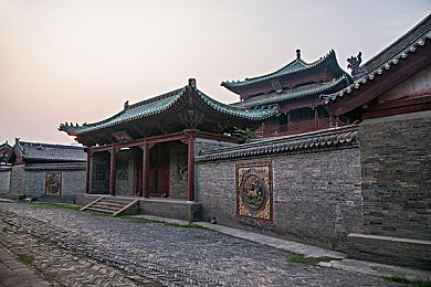 手机国产乱伦视频：国产解谜新作引爆争议，虚拟家庭伦理风暴席卷游戏圈