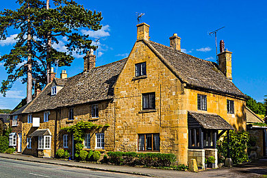 黄色软件网站下载3.0.3免费vivo版破解装扮版大全：街头改装新版本深度评测，vivo专属优化带来竞速新体验-3