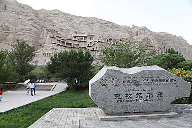 男同色情肛交网站：极速暗网，霓虹街道的双面狂飙之旅-1