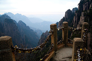 三上悠亚性爱片：霓虹偶像经纪人，极速赛道的双重人生经营之旅-3