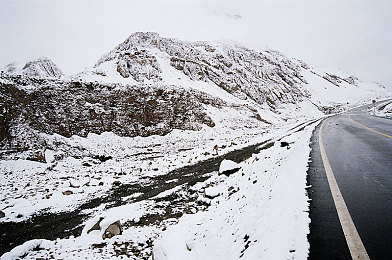 操壁软件：极限隧道狂飙正式上线，颠覆物理法则的墙壁竞速艺术引爆硬核赛车圈