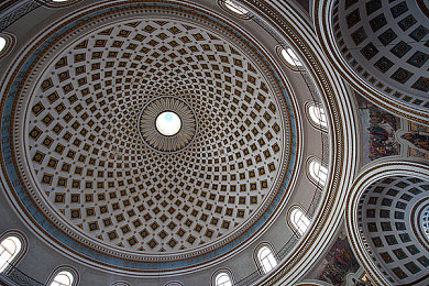 男人和女人晚上APP：霓虹街道竞速，虚拟社交联结夜间冒险之旅