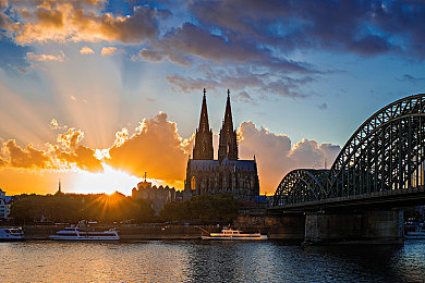 51八卦网：揭秘都市车影，驾驶与传闻交织的虚拟头条