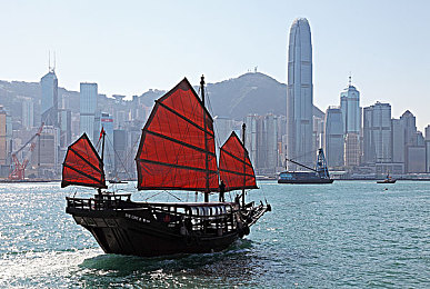 黄色视频下载3.0.3：地下赛车暗网揭秘，全新雨夜追逐与深度改装系统震撼上线-2