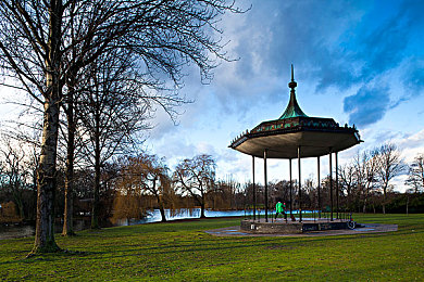 黄色APP下载每天3.0.3:霓虹峡谷的每日极速进化,街头车手的赛博征程-3