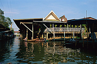 婷婷网综合：墨西哥画卷上的极速诗篇，驰骋于火山与沙暴间的永恒庆典-2