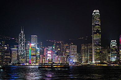 欧美情月伍月天：霓虹荒漠间，驾驶经典跑车体验赛博温情之旅