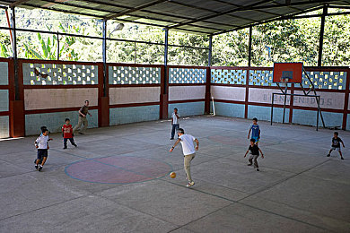 打扑克又叫：霓虹夜飙新纪元，极品飞车热度上演街头心理博弈大战