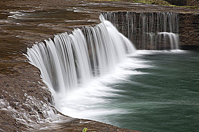 被美女吞下肚子第一视角从口腔到胃：微观世界极速穿越，生物隧道竞逐求生