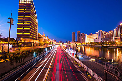 青少年自由摘花娇小:芙罗拉诗篇,漫游者与传奇之花的低语邂逅-2