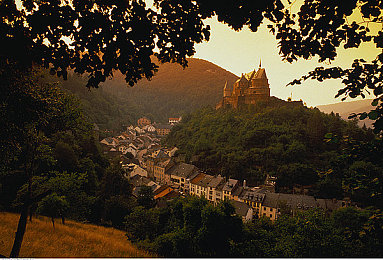 蜜桃AⅤ：霓虹甜心，极速幻想与赛博都市的狂飙之旅-2