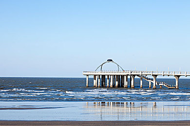 荒野女战士2满天星版：废土疾驰，钢铁巨兽与星空涂装的终极改装之旅-1