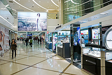 9分10秒落地窗头撞玻璃的后果：极限狂飙挑战，虚拟都市上演物理碰撞的华丽艺术