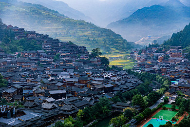 草莓视频色：霓虹都市狂飙，全息投影竞速新纪元开启-2