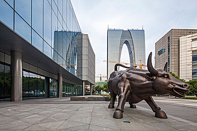 男男暴菊：《赛道狂飙：双雄争霸》上线，掌握贴身超越，体验极致弯道对决