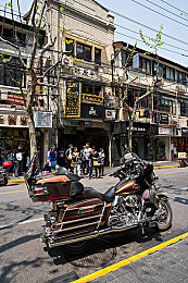 黄色软件下载2023已更新快报：极速都市新版上线，霓虹黄涂装与湿地赛道引爆竞速热潮-3