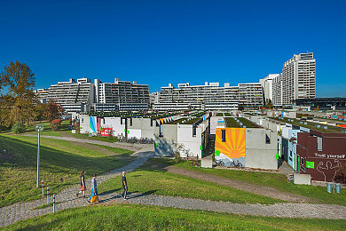 精品禁播小U女系列‘：虚幻5竞速新作霓虹暗影引热议，深度解析其争议与硬核改装玩法