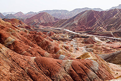 重口双拳头交啤酒瓶交：硬核赛车新作今日上线，废土狂飙上演载具近战风暴