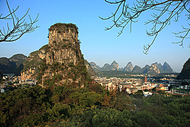 亚洲一区二区h：霓虹都市与雨林山道，双面赛道驾驶终极挑战-2