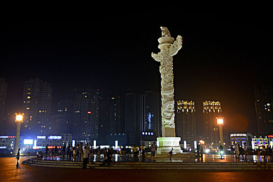 操比APP:硬核赛车模拟新作今日上线,全球赛道动态天气系统重塑竞速体验-3