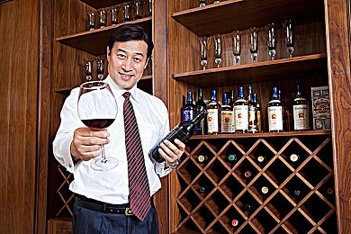 婷婷综合成人网：未来都市极速传说，数据车手挑战三层立体追捕