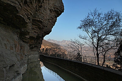 桃色成人：霓虹都市的极速冒险，你的选择驱动未来-1