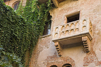 国产av影视：中国赛车新游发布，驾驶国产车型穿越影视地标赛道-1