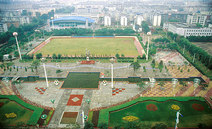 下载黄色软件。：极速幻光引爆视觉革命，硬核驾驶体验与艺术美学的完美结合