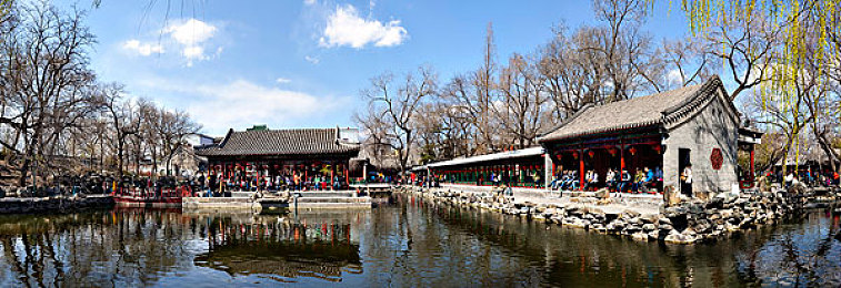 男人将困困放在：深夜竞速唤醒都市倦意，赛车游戏竟成新型提神工具-3