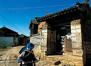 火辣app福利：霓虹夜幕下的极速狂飙，荣誉与风险的都市竞速之旅