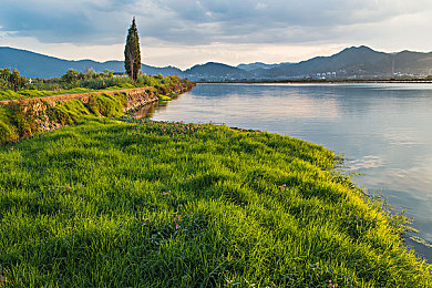 中国自由性别成熟女性包括哪些方面：风驰电掣的赛道，温柔而坚定的驾驭者-1