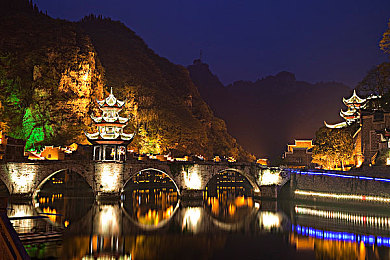 亚洲一一区二二区：东方极速新赛道，征服都市霓虹与雨林险境