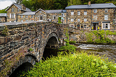 性别管自由凸轮的背景和历史发展：引擎轰鸣中的身份革命，赛博朋克新作以机械哲学重构自由边界
