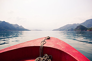 一个妈妈7中字头强华驿的故事背景：末日公路生存新作发售，驾驶老车穿越废土守护亲情-3