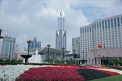 张丽和黑人：竞速新作今日发售，双人协作模式与深度羁绊叙事革新街头赛车游戏-2