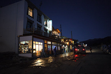 美女脱衣服软件:竞速与时尚碰撞,虚拟搭档换装系统革新驾驶游戏体验-3