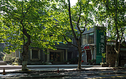 动漫吸乳妓女巨大得到：幻光都市的抉择，资源收集与道德困境的奇幻之旅-2