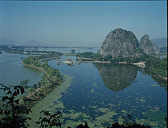 打扑克不盖被子。：极速狂飙融合德州扑克，双重挑战体验策略与冒险的极致平衡-2