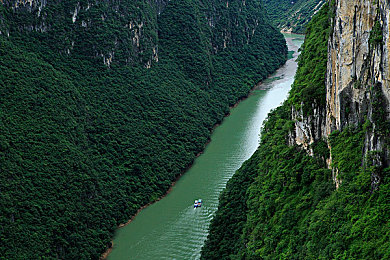 男生女生打扑克痛痛软件：极速牌局今日上线，卡牌策略与竞速驾驶开启全新对决体验