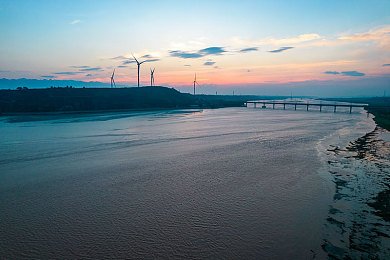 男男性：双人同心极速狂飙，兄弟并肩共夺赛道荣耀