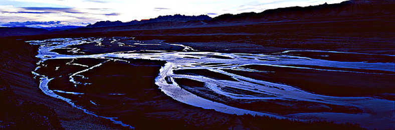 黄色软件下载3.03.3：霓虹峡谷中的极速闪电，未来都市竞速新纪元