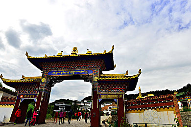 黄色app 华为 装扮：极速改装坊，打造你的未来科技座驾，驰骋个性化竞速之旅-3