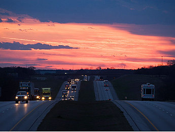 男生桶女生的app：《极速狂飙：双人竞技场》高阶战术解析，职业选手揭秘决胜关键操作-3