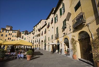 亚洲 一区 交：霓虹都市，动态赛道交锋与能量共舞-2