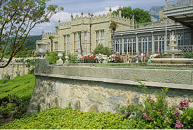 女生没穿衣服的 软件：霓虹衣橱引领虚拟时尚，创意编辑器开启个性冒险之旅