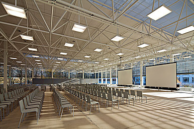 成人国产色情：国产赛车新作《极速狂飙：霓虹都市》评测，赛博朋克世界的欲望与速度之旅-3