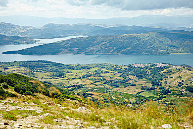 老婆三P：虚拟伴侣与竞速队友双线挑战，创新游戏平衡家庭与赛道激情-2